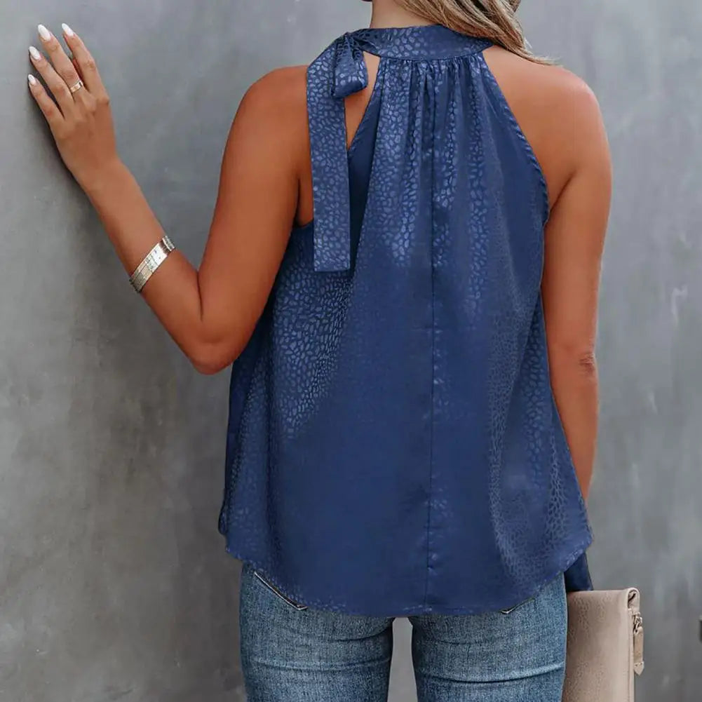 Fließendes Neckholder-Top mit Schleifendetail