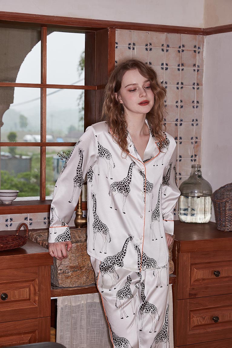 Verspielter Pyjama mit Giraffenmuster