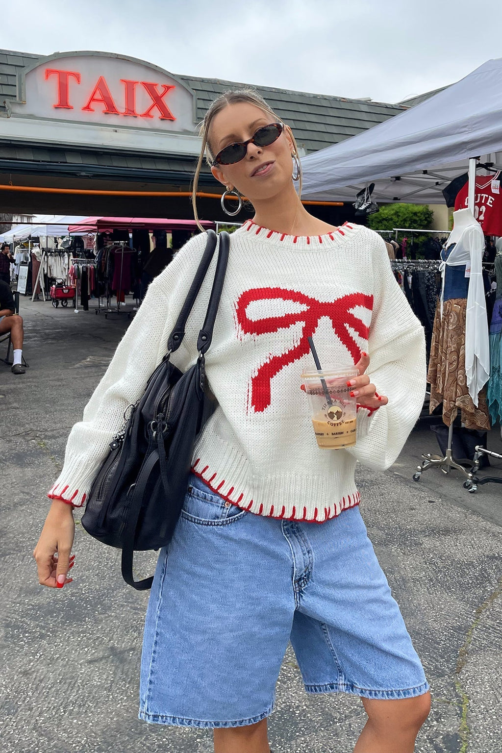 Verspielter Strick: Top mit roter Schleife