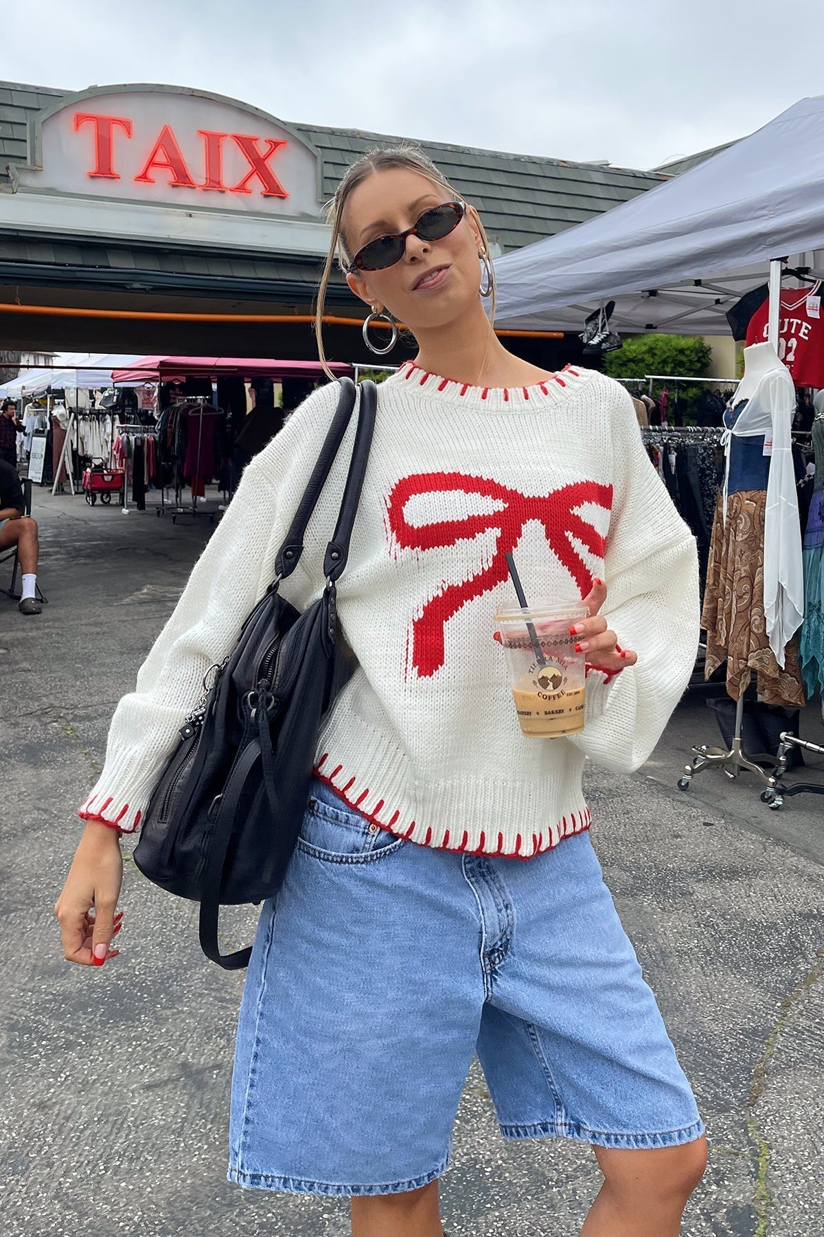 Verspielter Strick: Top mit roter Schleife