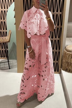 Sommerliches Ensemble mit floralem Cut-Out-Design